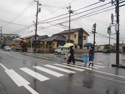 １日目はあいにくの雨天でしたが、傘やレインコートを着用して頑張って歩きました。