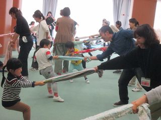 タオルで綱引き。引っ張るぞ。