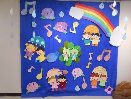 壁画　６月雨のお散歩